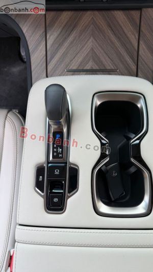 Xe Lexus LM 500h 2025
